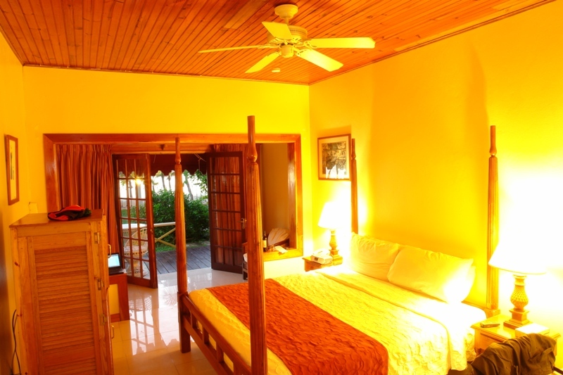  –       , ,  (Charela Inn – sea front room inside, Negril, Jamaica) 
